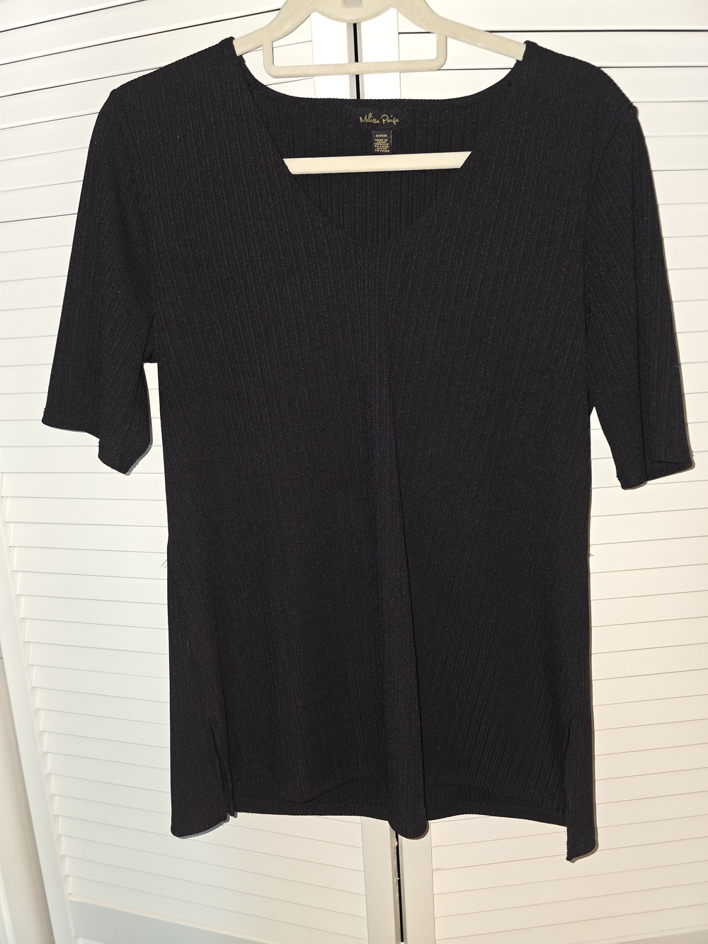Women's Melissa Paige Medium Black Ribbed V-Neck Short-Sleeve Top